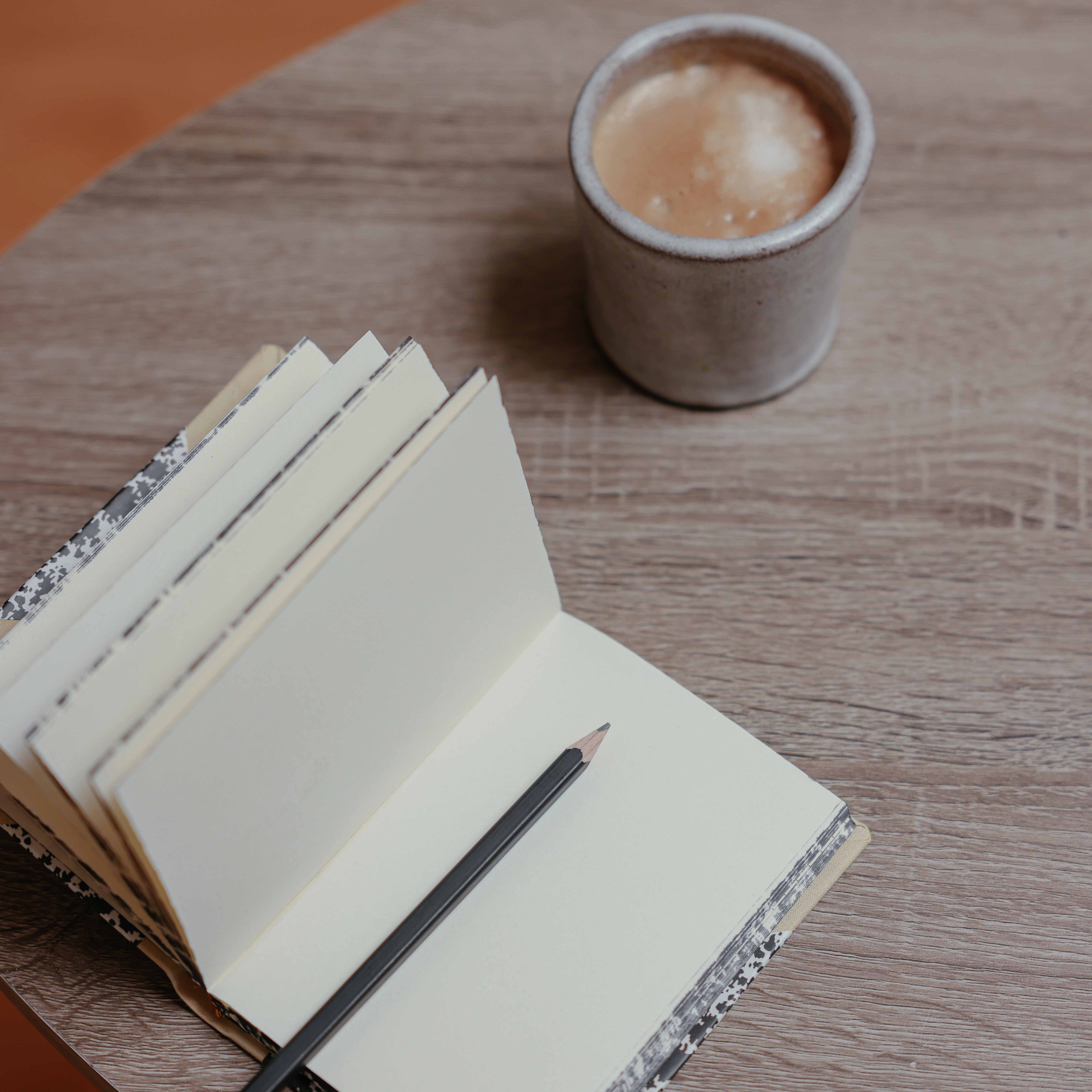 Buch und Kaffee